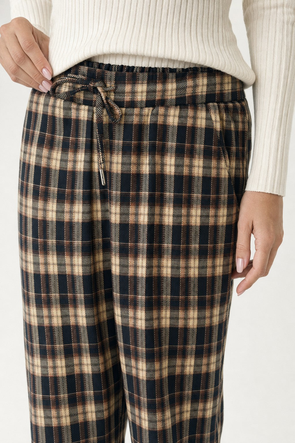 Pantalón de cuadros escoceses con cordón en color Beige y negro (cuadros) – detalle