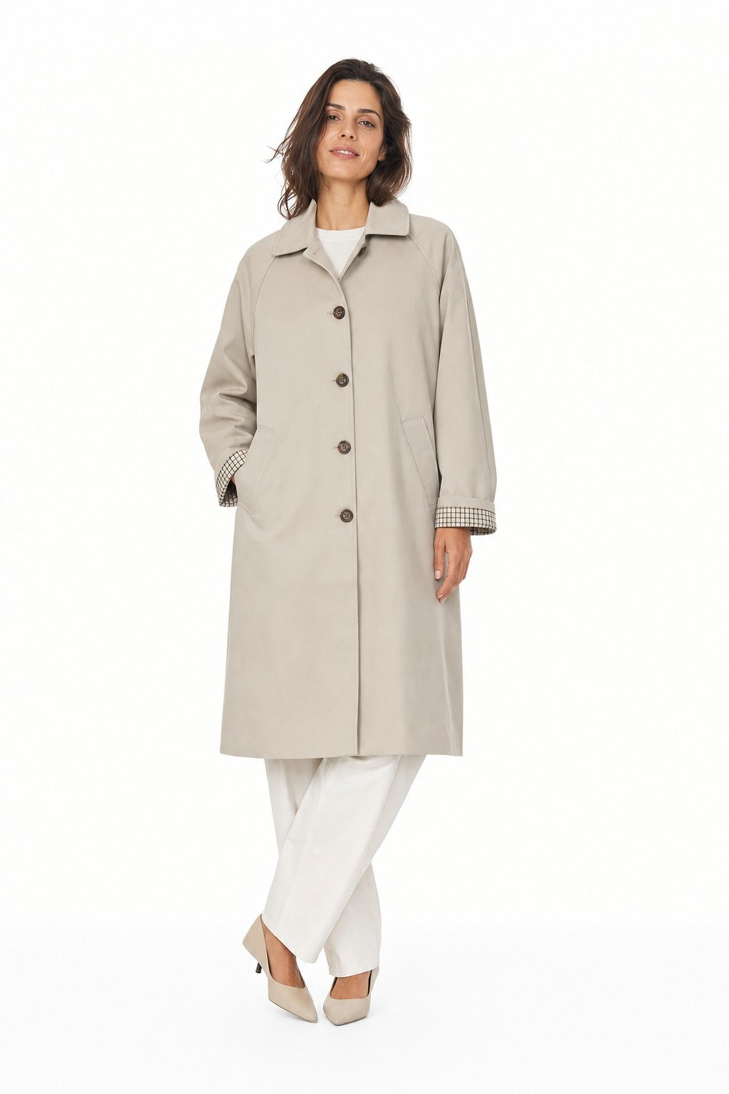 Trench de gabardina en beige con cuello de vichy en color Beige – modelo frontal
