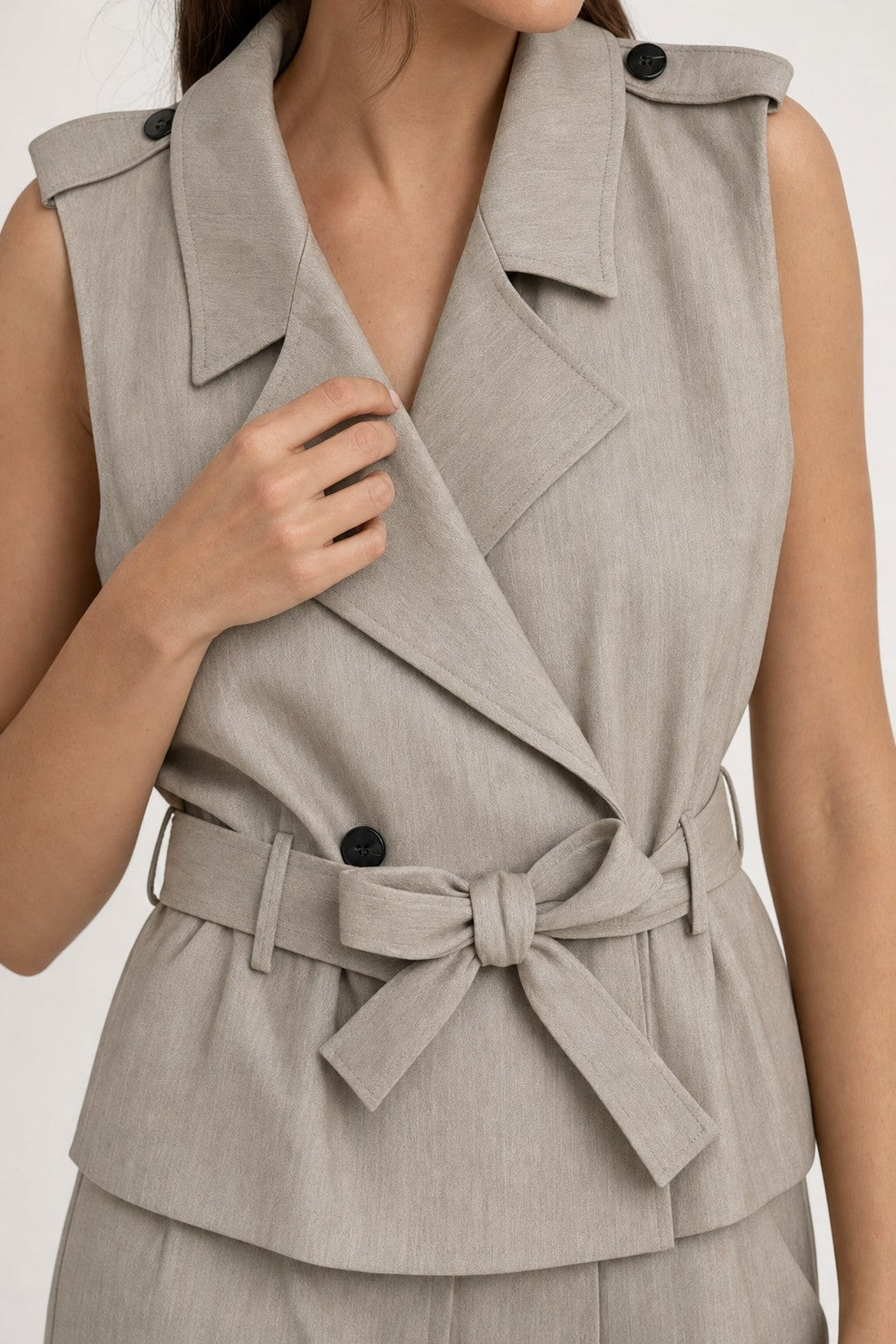 Chaleco cruzado con cinturón en color Beige – detalle