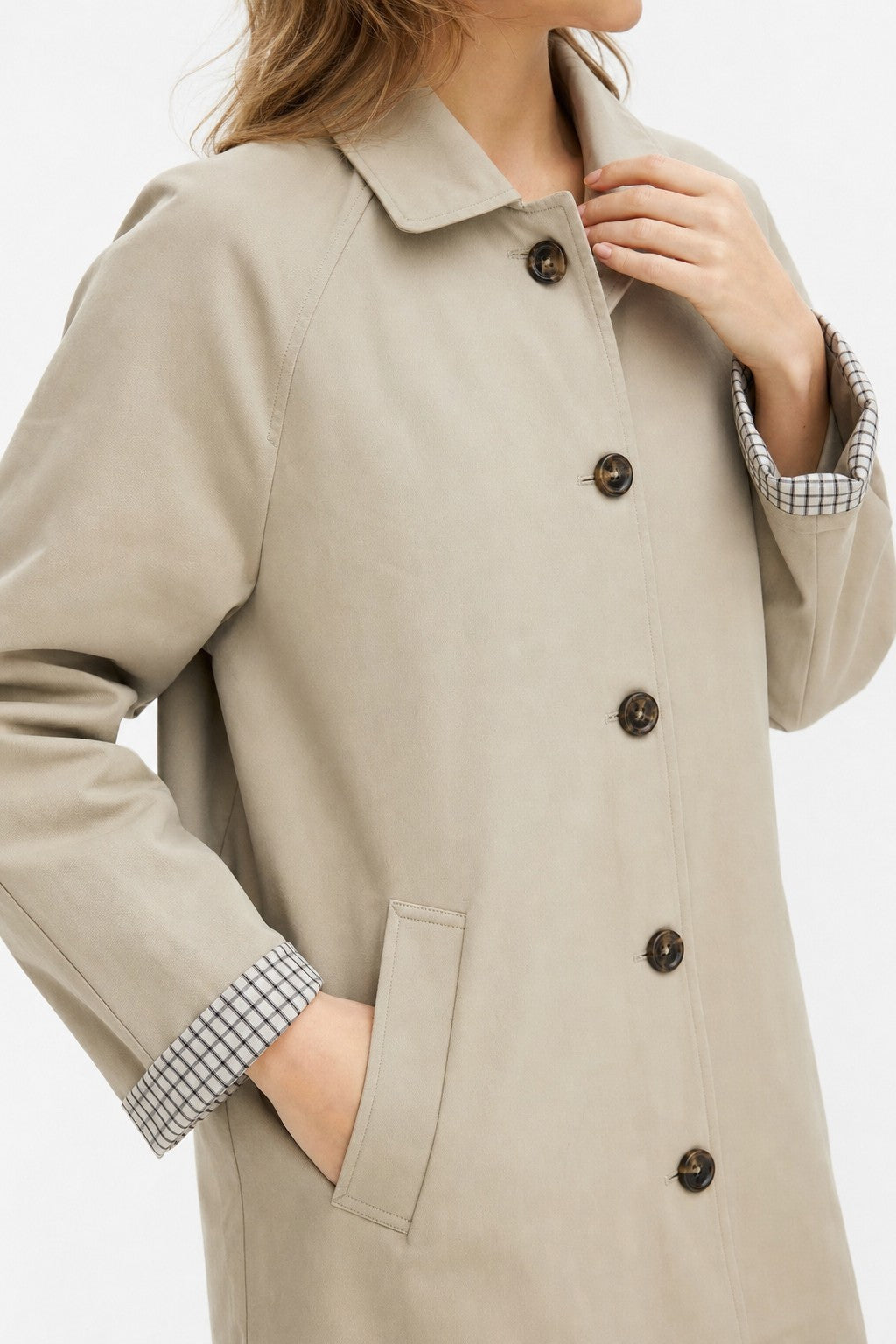 Trench de gabardina en beige con cuello de vichy en color Beige – detalle