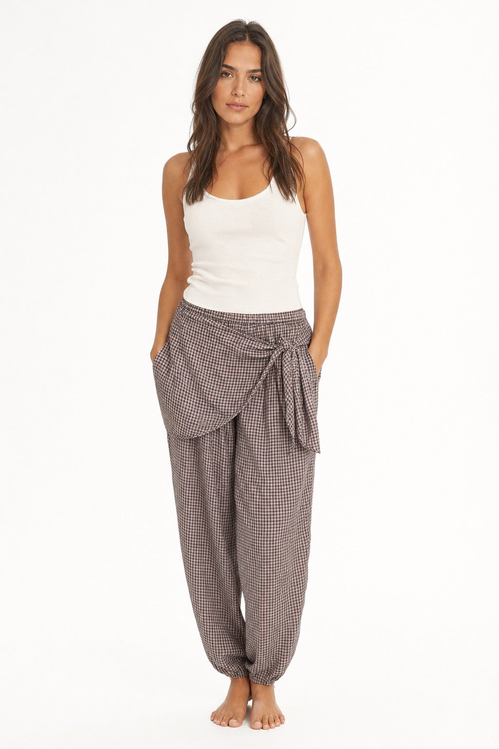 Pantalón de pata de gallo con fajín en color Blanco y negro (pata de gallo) – modelo frontal