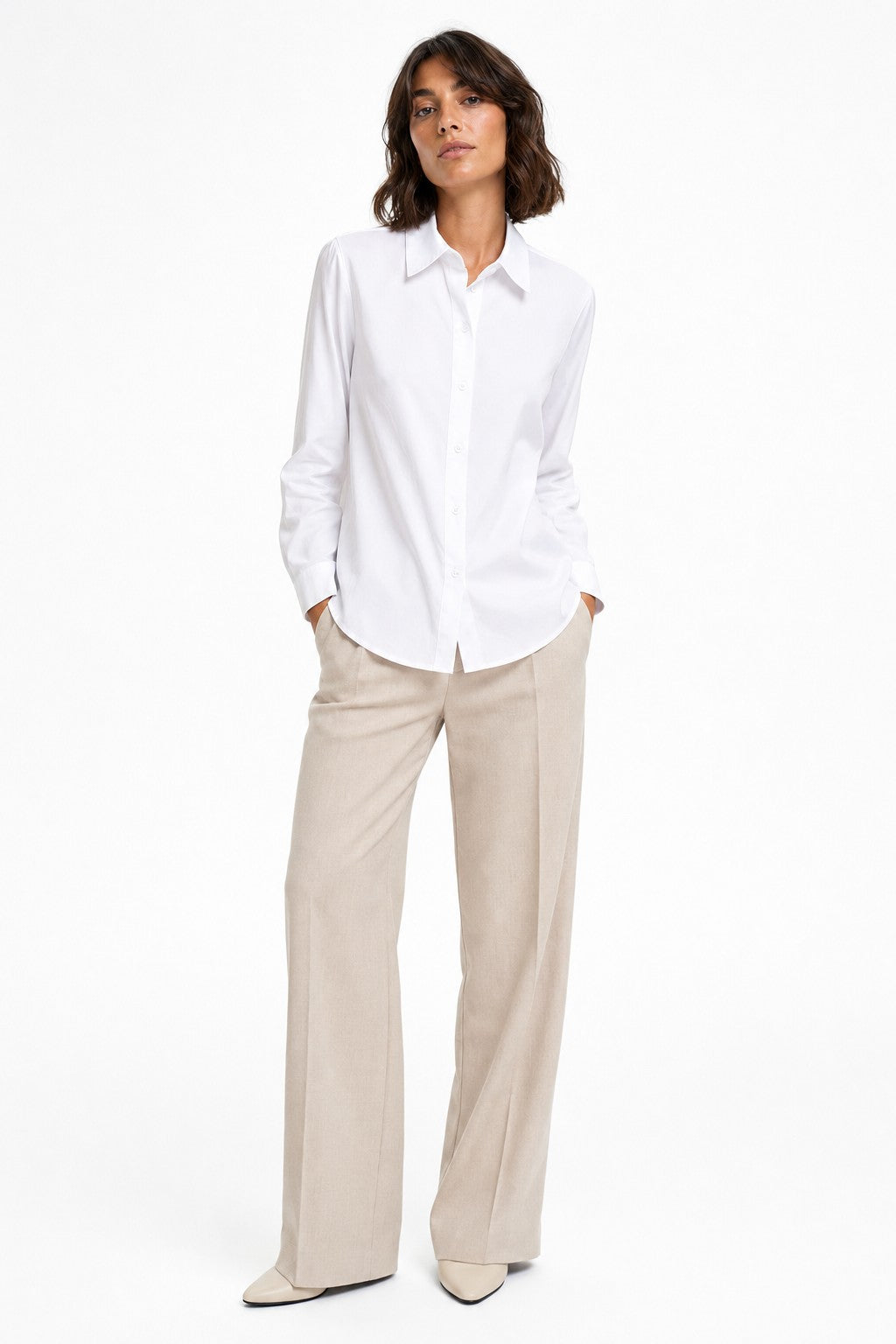 Camisa básica blanca en color Blanco – modelo frontal