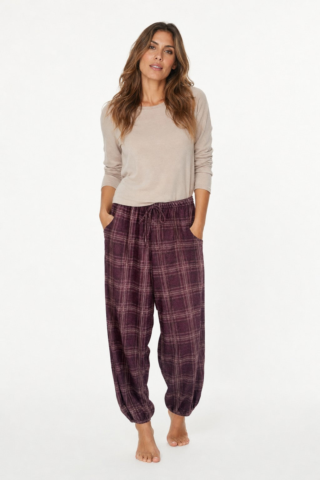 Pantalón jogger de cuadros en burdeos en color Burdeos (cuadros) – modelo frontal