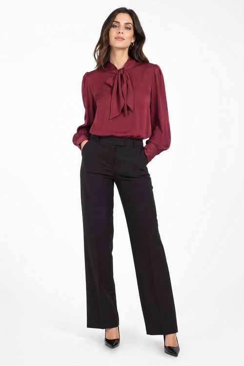 Blusa de satén con cuello lazada en burdeos en color Burdeos – modelo frontal
