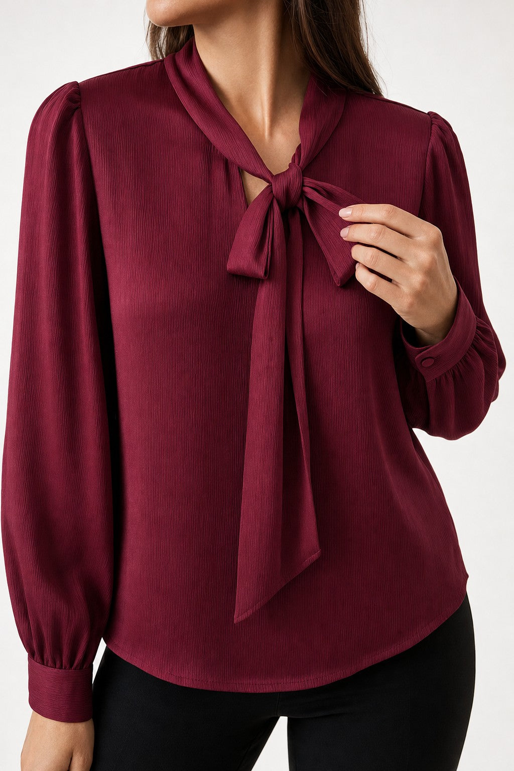 Blusa de satén con cuello lazada en burdeos en color Burdeos – detalle