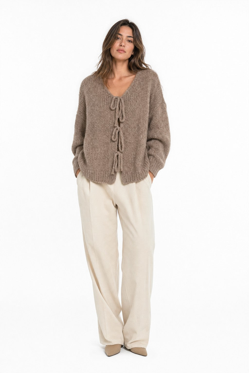 Chaqueta de punto calado con lazos en color Camel – modelo frontal