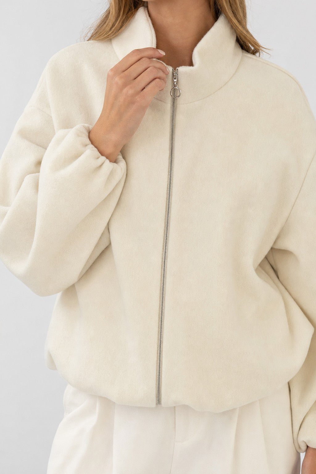 Bomber de paño con cremallera y cuello alto en color Crudo – detalle