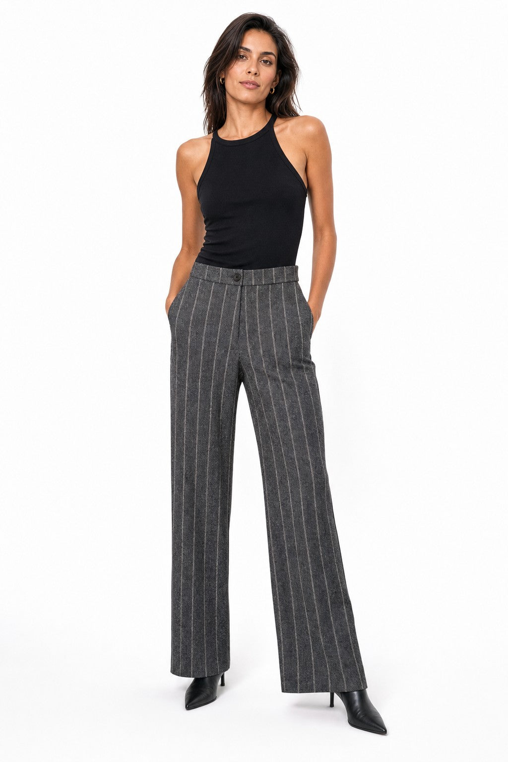 Pantalón recto de raya diplomática en gris en color Gris – modelo frontal