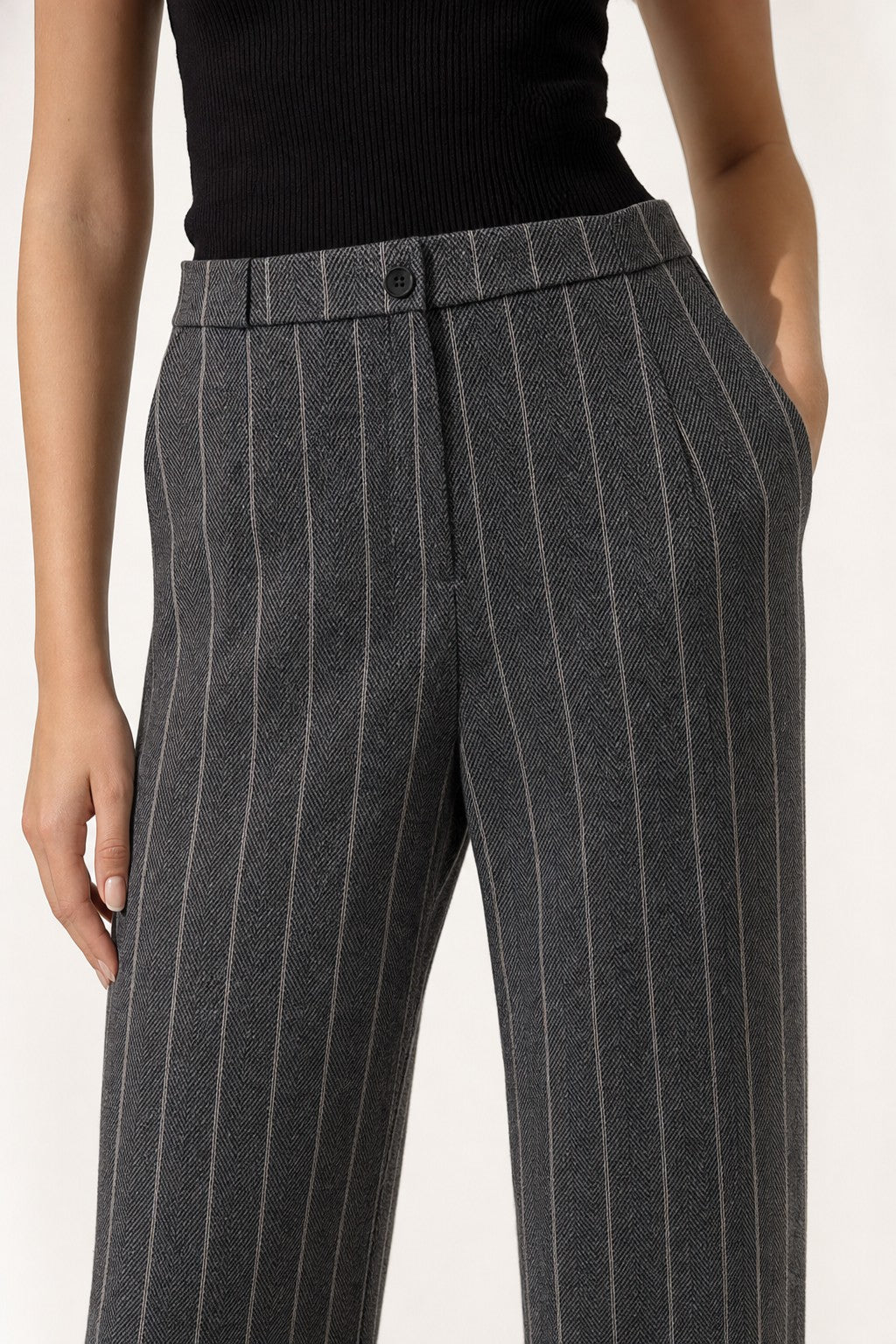Pantalón recto de raya diplomática en gris en color Gris – detalle