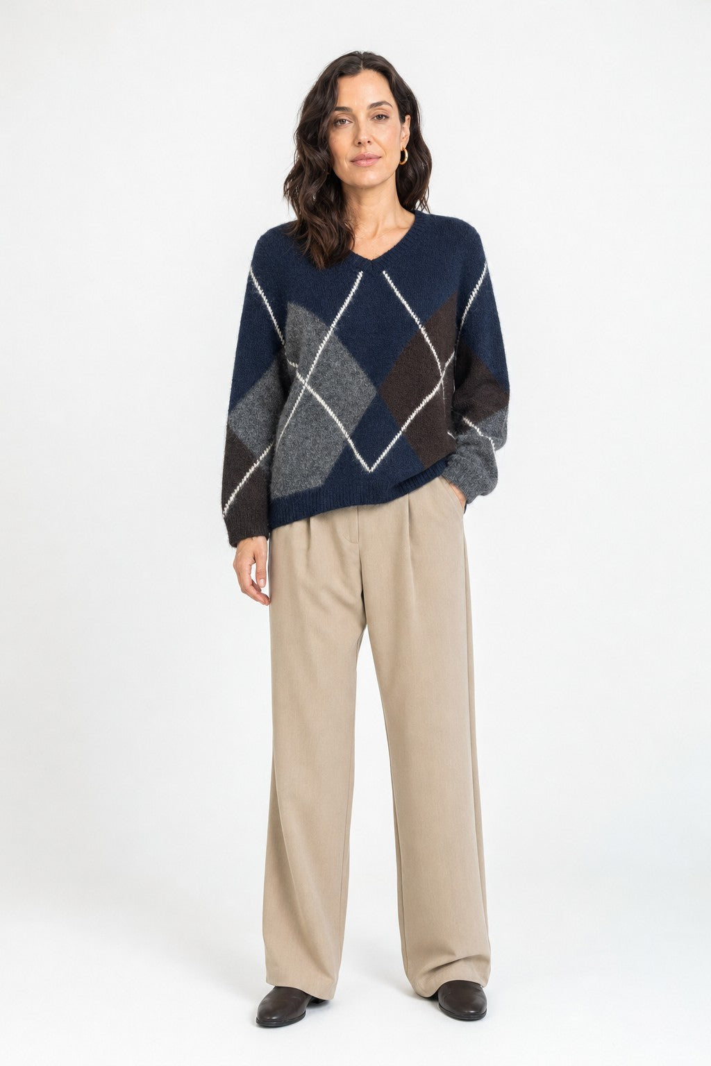 Jersey de rombos argyle de punto con cuello pico en color Marino – modelo frontal