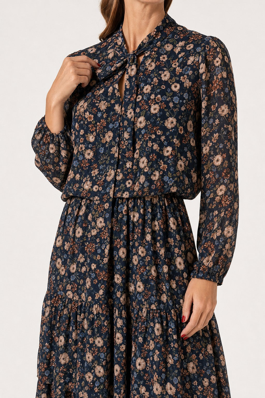 Vestido midi de gasa floral con lazada al cuello en color Marino – detalle