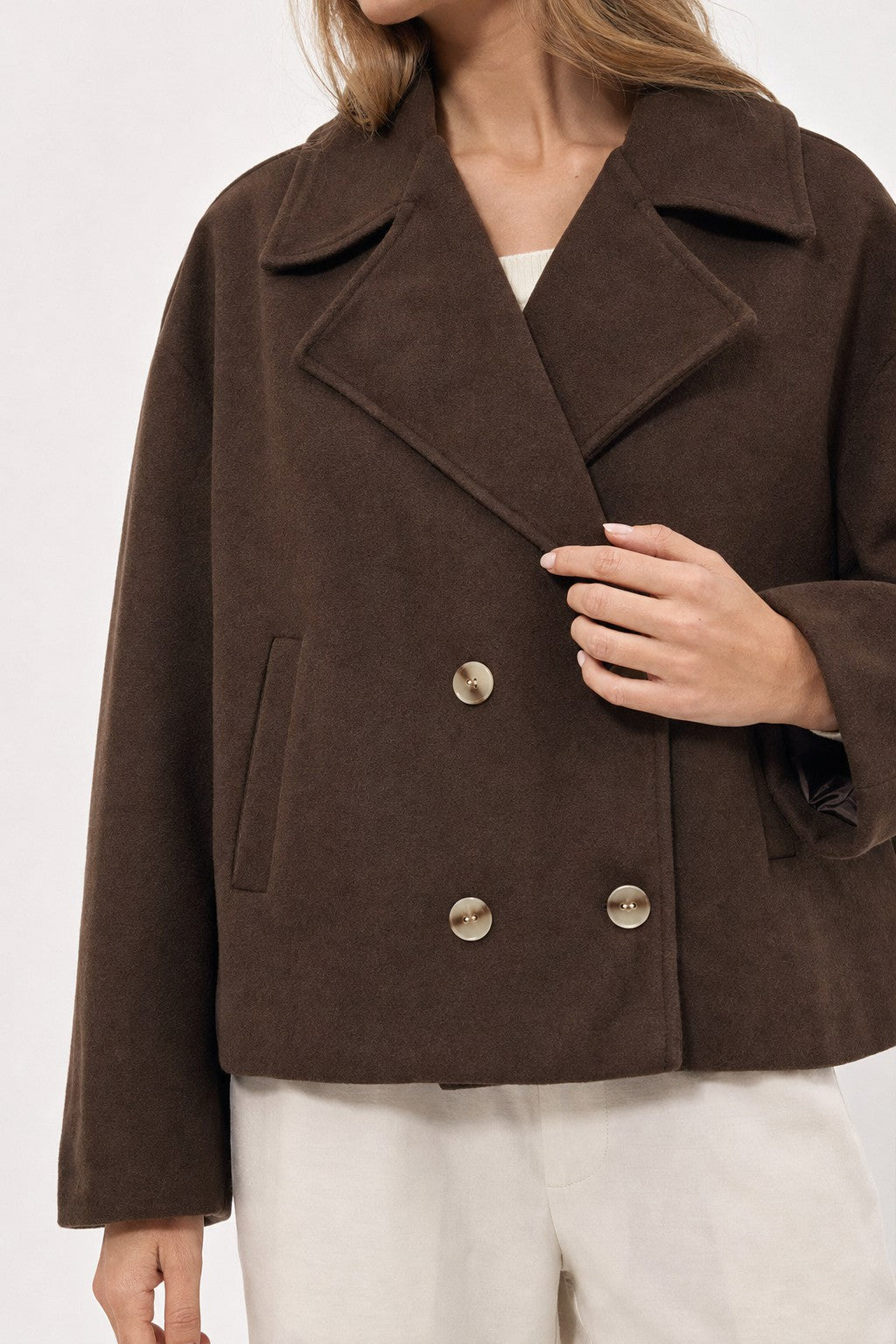 Chaquetón corto cruzado de paño con botones dorados en color Marrón – detalle