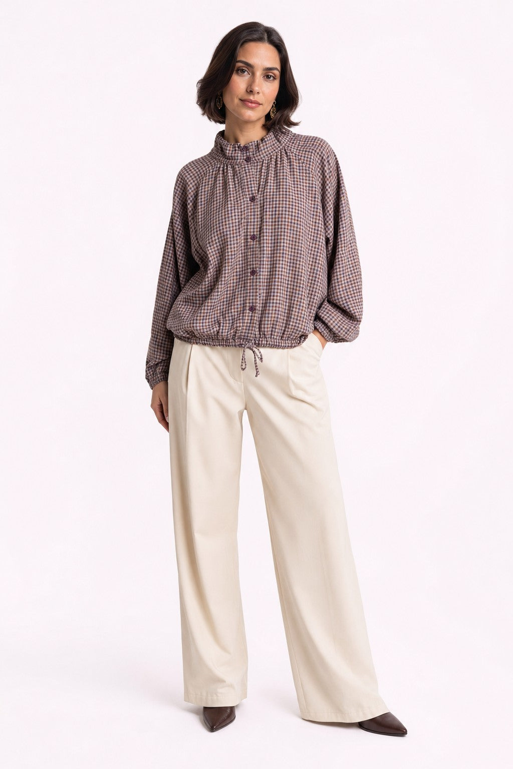 Camisa de cuadros vichy con cuello alto y cordón en color Mauve – modelo frontal