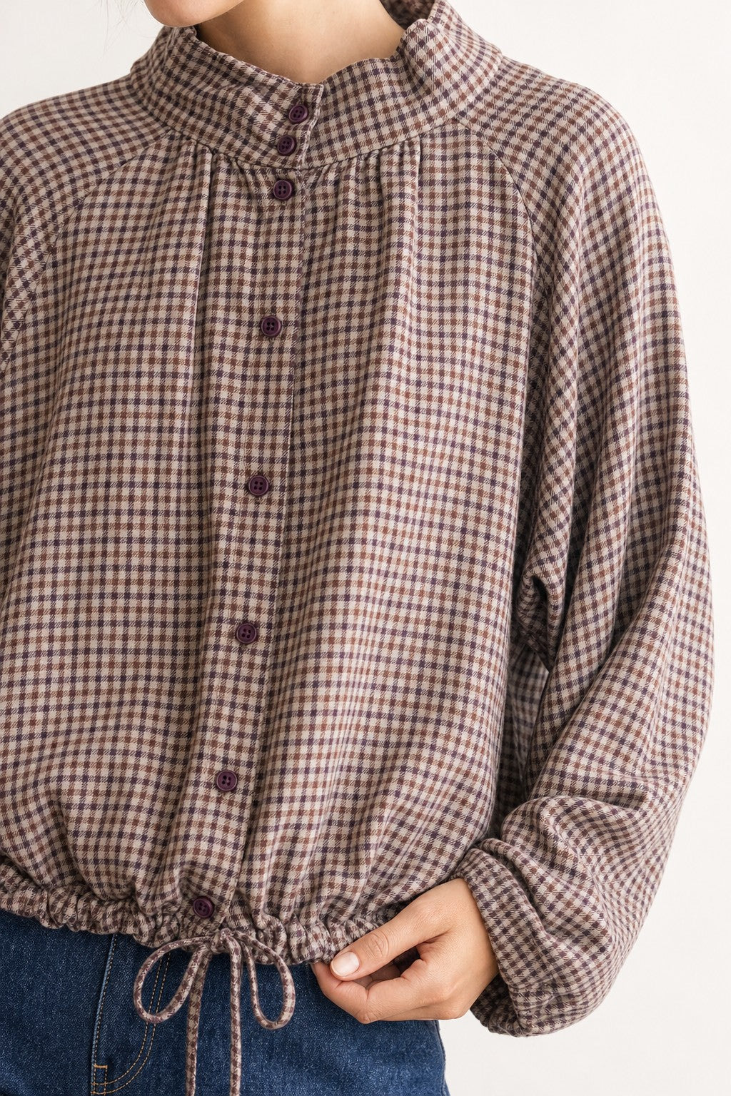 Camisa de cuadros vichy con cuello alto y cordón en color Mauve – detalle