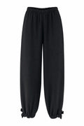 Pantalón bombacho con lazos en el bajo en color Negro – frontal invisible