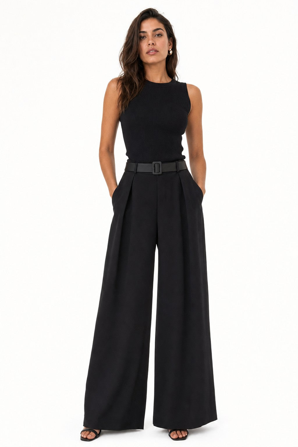 Pantalón palazzo con cinturón en color Negro – modelo frontal
