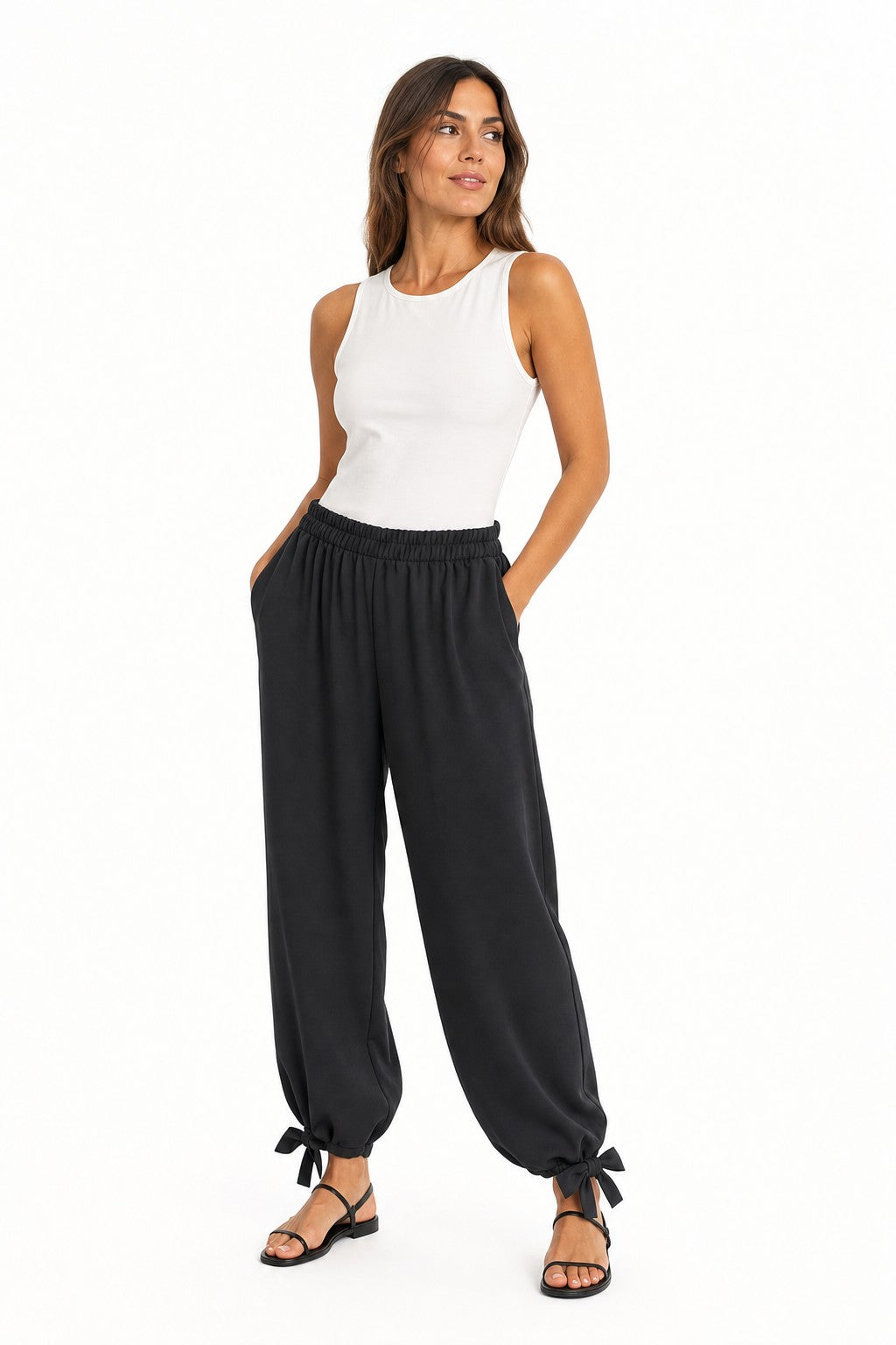 Pantalón bombacho con lazos en el bajo en color Negro – modelo frontal