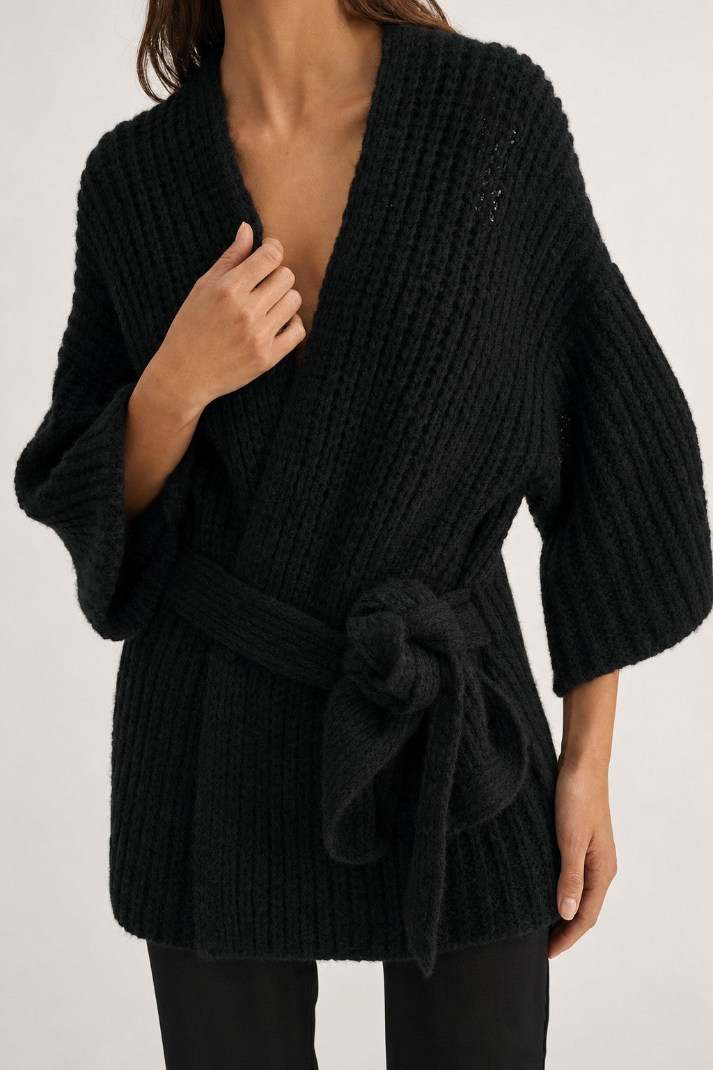 Chaqueta de punto calado con cinturón en negro en color Negro – detalle