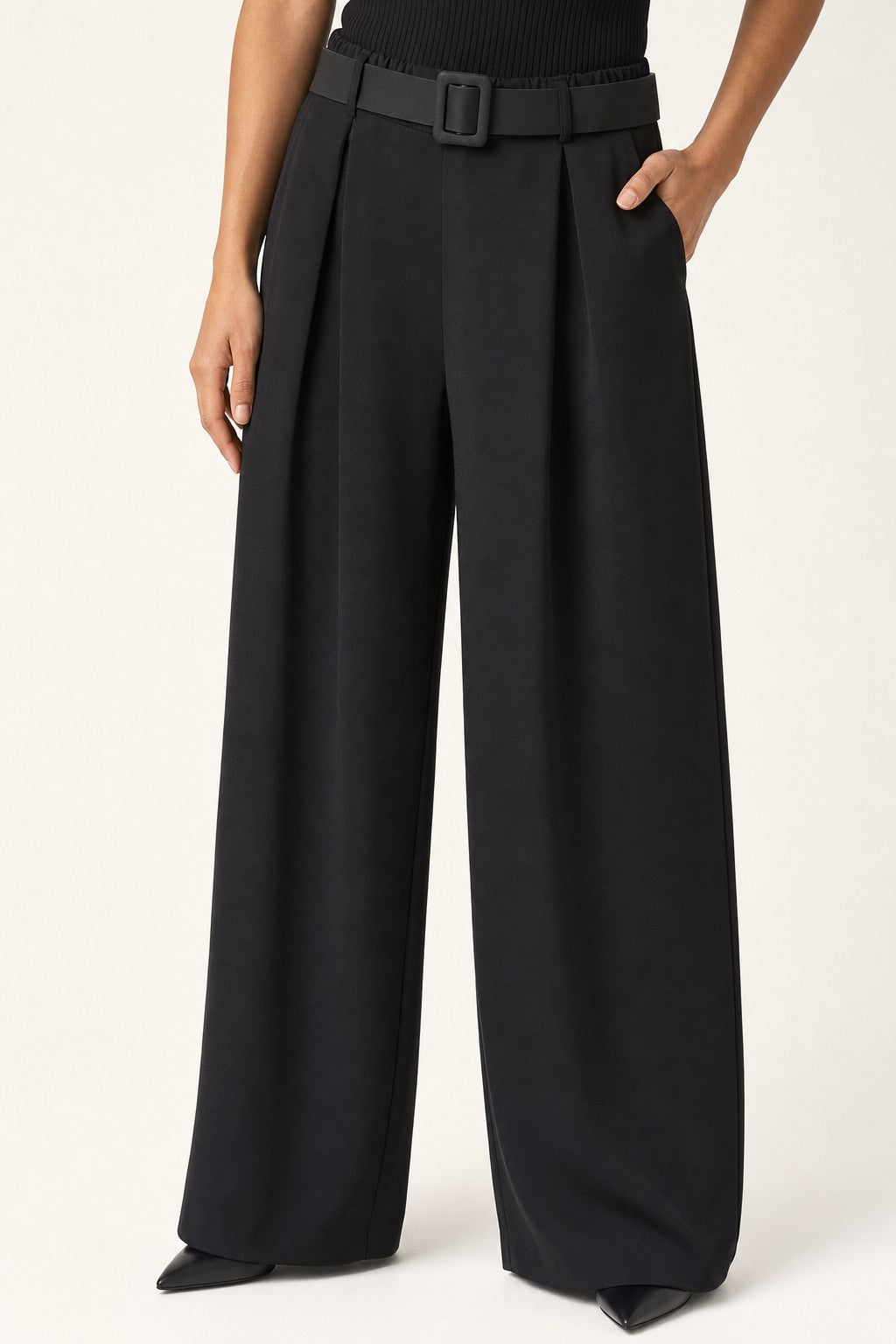 Pantalón palazzo con cinturón en color Negro – detalle