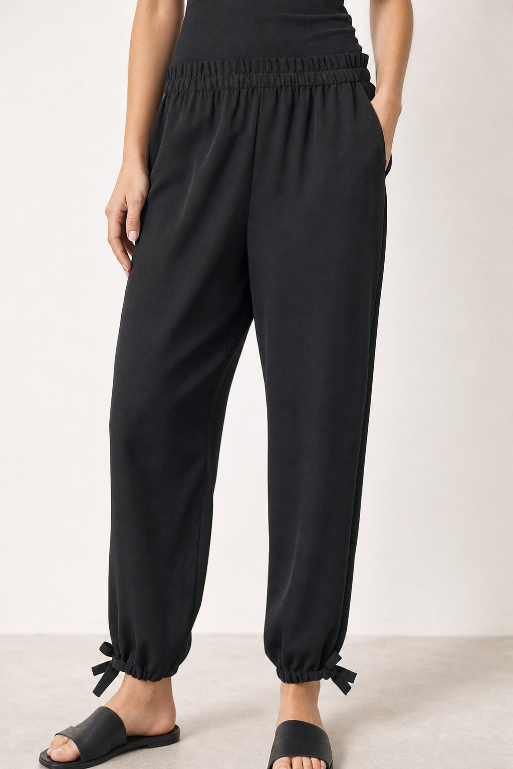 Pantalón bombacho con lazos en el bajo en color Negro – detalle