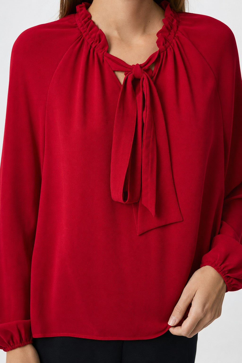 Blusa de cuello fruncido con lazada en color Rojo – detalle